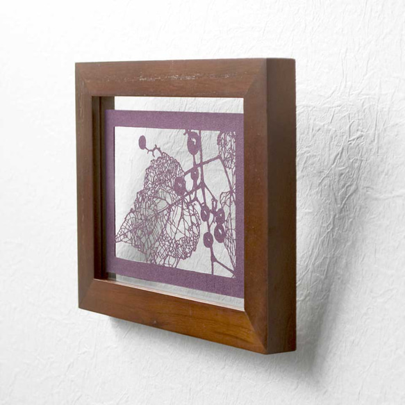 切り絵 野葡萄 葉 フローターフレーム 吊り・置き兼用 透明 額縁 深紫の色渋紙 2枚目の画像