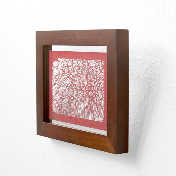 切り絵 菊 フローターフレーム 吊り・置き兼用 透明 額縁 赤の色渋紙 2枚目の画像