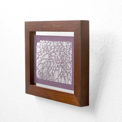 切り絵 菊 フローターフレーム 吊り・置き兼用 透明 額縁 深紫の色渋紙 2枚目の画像