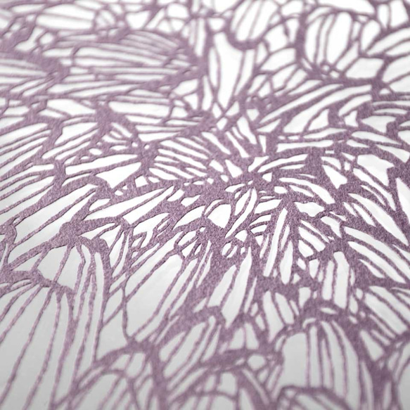 切り絵 菊 フローターフレーム 吊り・置き兼用 透明 額縁 深紫の色渋紙 4枚目の画像