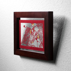 切り絵 野葡萄 フローターフレーム 透明背景 金箔 赤の色渋紙 2枚目の画像