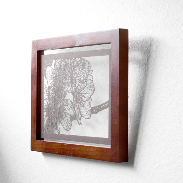 切り絵 桜 フローターフレーム 透明背景 濃灰の色渋紙 2枚目の画像