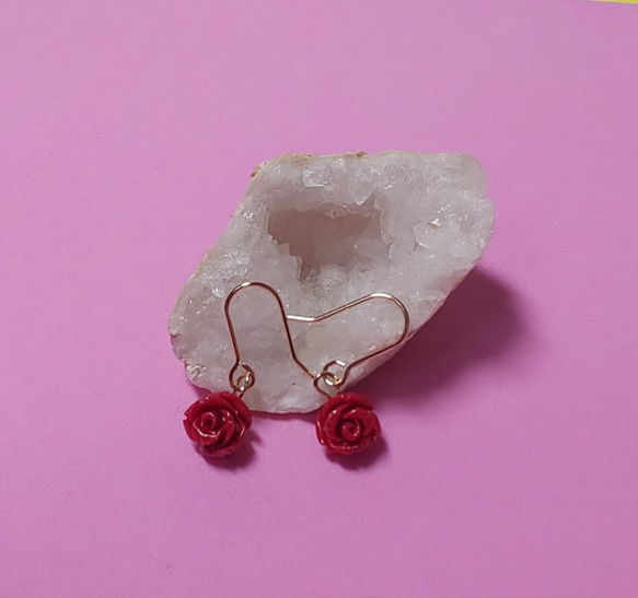 【再販】赤い薔薇 コーラル(珊瑚) 天然石 シンプル ピアス(イヤリング) 1枚目の画像