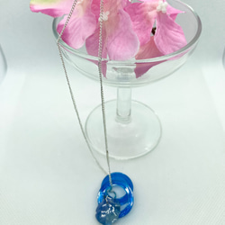 ブルーリングと紫陽花の花びらネックレス 6枚目の画像