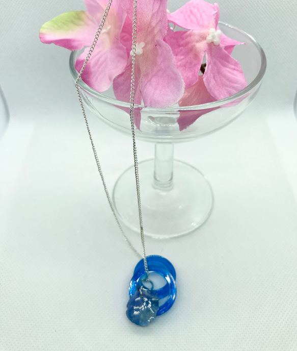 ブルーリングと紫陽花の花びらネックレス 6枚目の画像