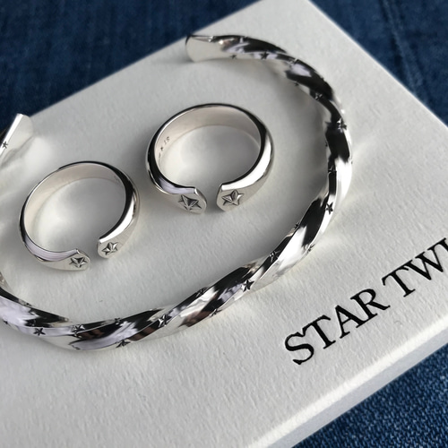 □SV950ツイストバングル／スモールスター幅4ミリ｜素材-シルバー950