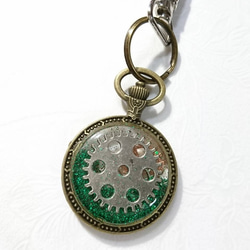 【セール品】レジン製懐中時計型キーホルダー(懐中時計/歯車/鍵) 2枚目の画像