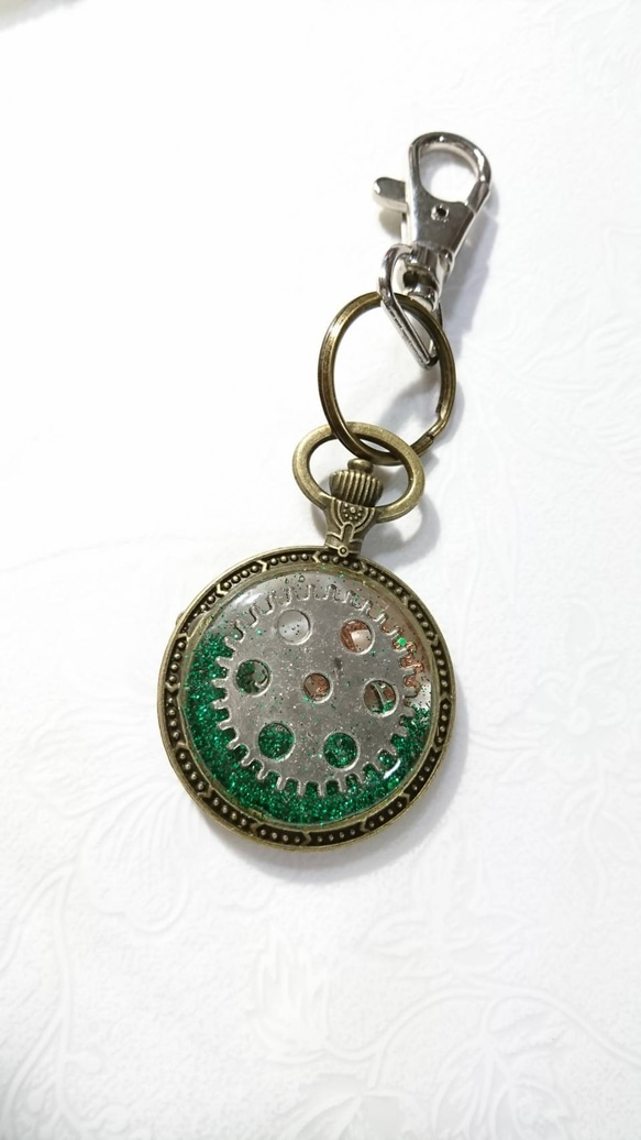 【セール品】レジン製懐中時計型キーホルダー(懐中時計/歯車/鍵) 2枚目の画像