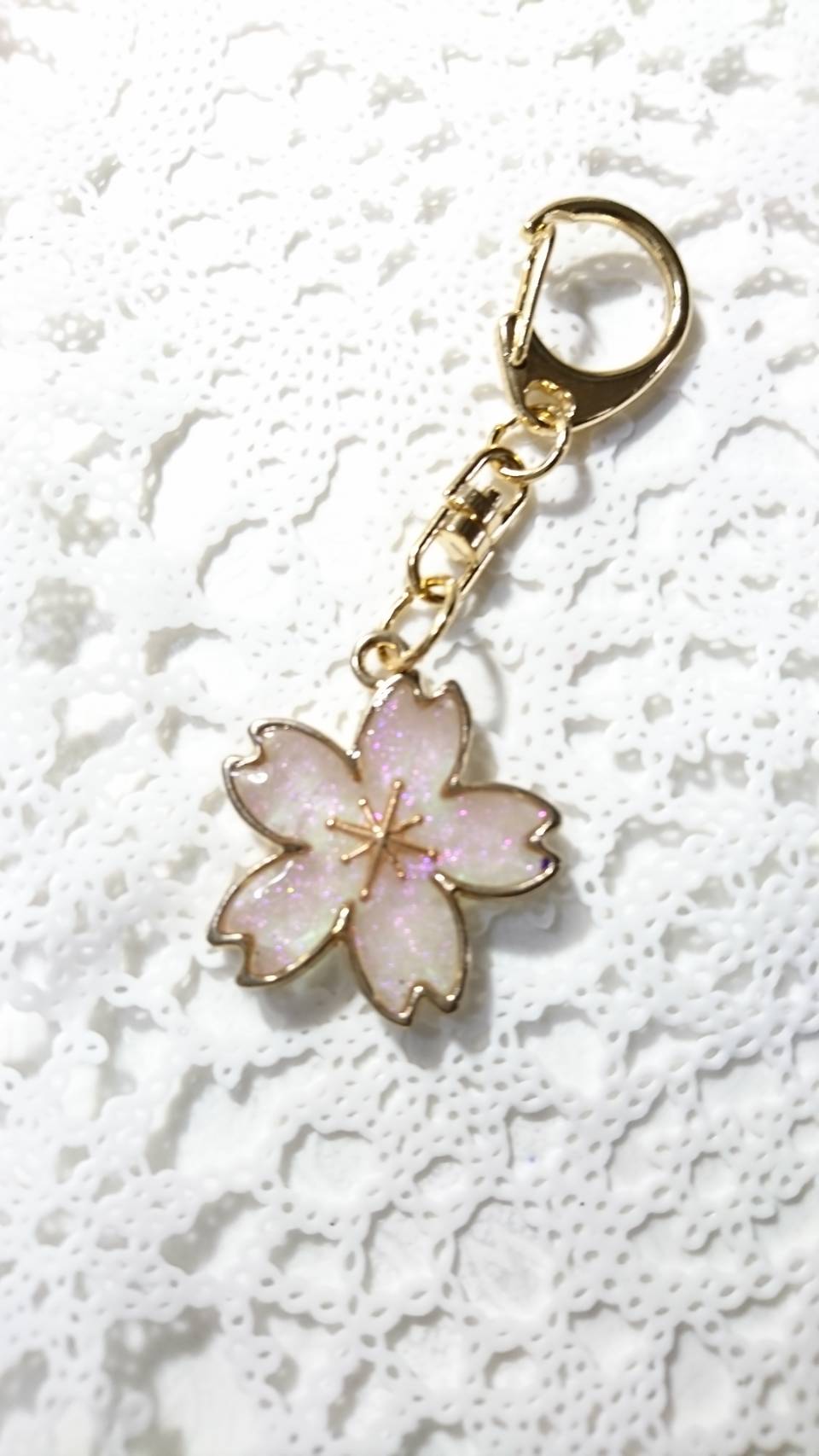 新作】レジン製 桜 キーホルダー(金/桜/桃色) キーホルダー 耀の