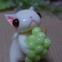 粘土にゃんこ（白猫とマスカット） 1枚目の画像