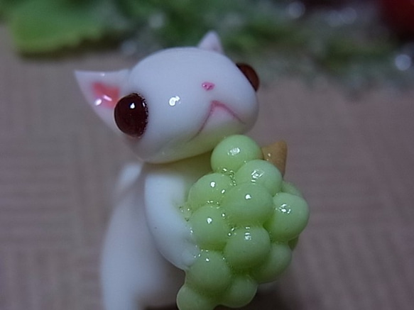 粘土にゃんこ（白猫とマスカット） 1枚目の画像