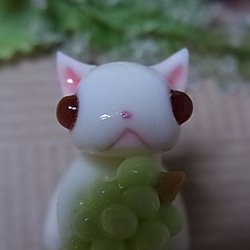 粘土にゃんこ（白猫とマスカット） 2枚目の画像