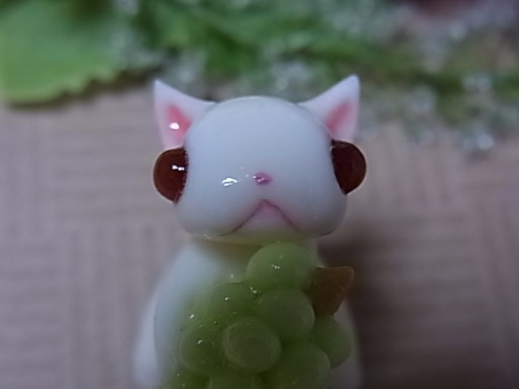 粘土にゃんこ（白猫とマスカット） 2枚目の画像