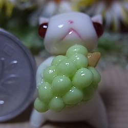 粘土にゃんこ（白猫とマスカット） 3枚目の画像