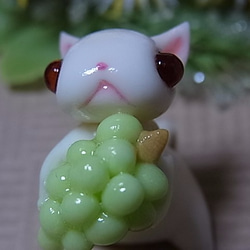 粘土にゃんこ（白猫とマスカット） 4枚目の画像