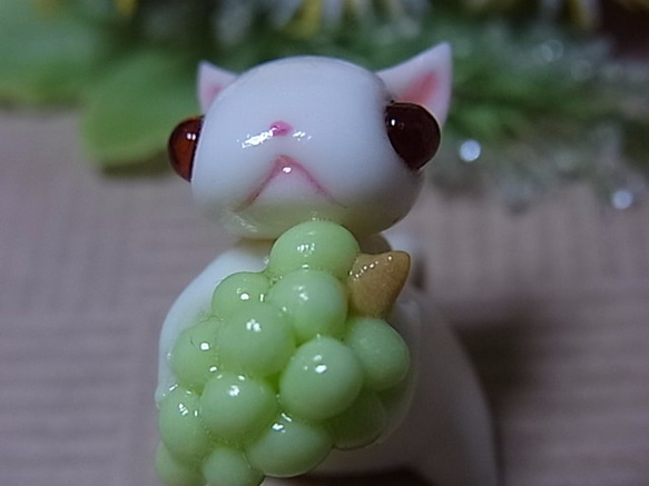 粘土にゃんこ（白猫とマスカット） 4枚目の画像
