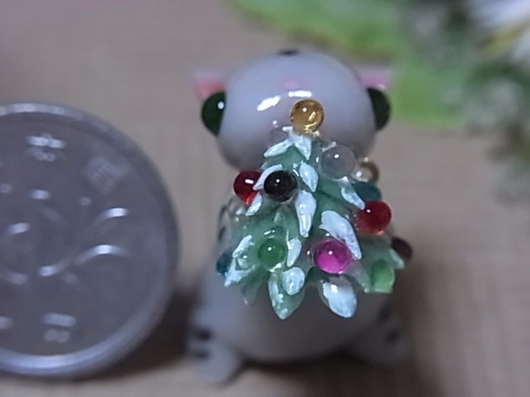 粘土にゃんこ（しましま猫とクリスマスツリー） 1枚目の画像