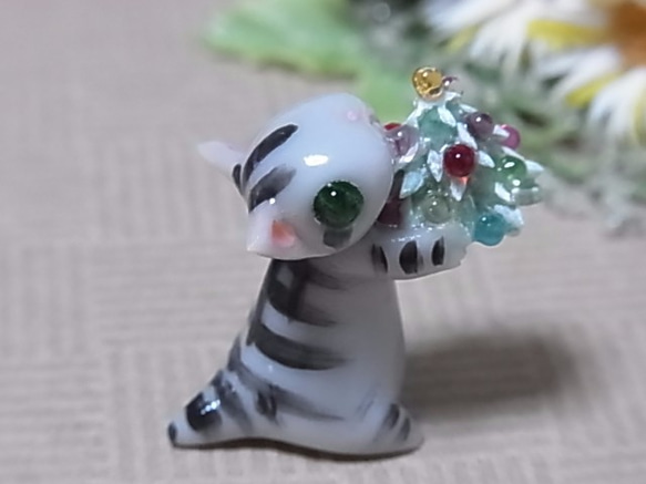 粘土にゃんこ（しましま猫とクリスマスツリー） 4枚目の画像