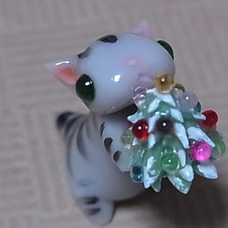 粘土にゃんこ（しましま猫とクリスマスツリー） 5枚目の画像