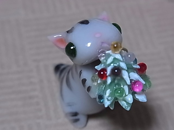 粘土にゃんこ（しましま猫とクリスマスツリー） 5枚目の画像