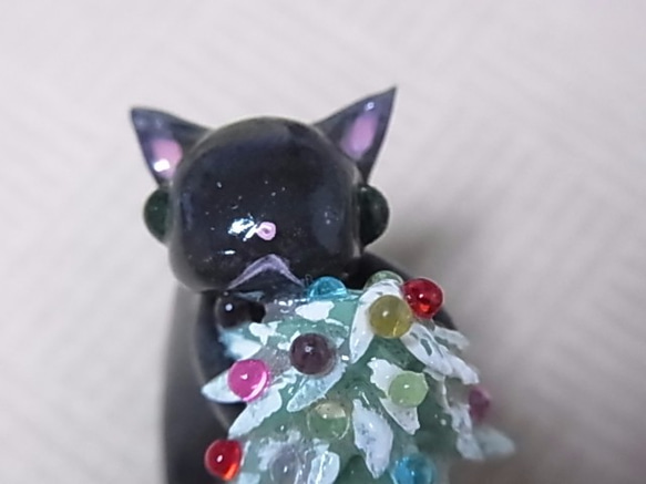 粘土にゃんこ（黒猫とクリスマスツリー） 2枚目の画像