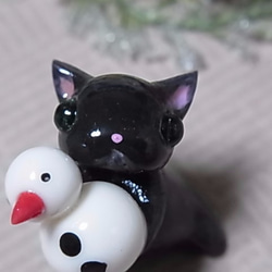 粘土にゃんこ（黒猫と雪だるま） 2枚目の画像