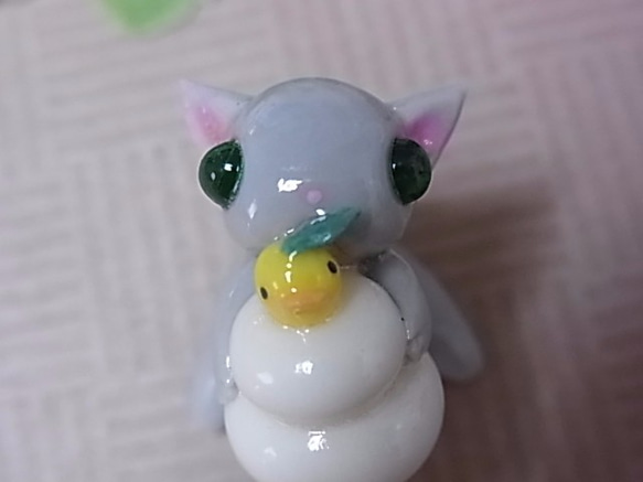 粘土にゃんこ（灰色猫とひよこの鏡餅） 6枚目の画像