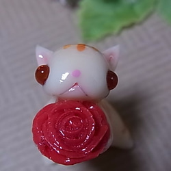 茶トラ猫と赤い薔薇（粘土猫） 2枚目の画像