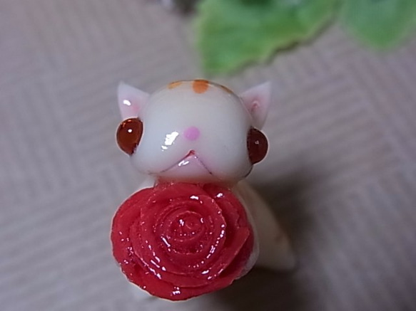 茶トラ猫と赤い薔薇（粘土猫） 2枚目の画像