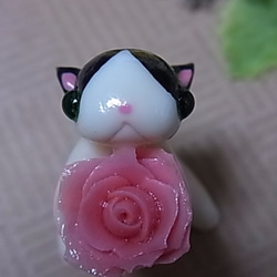 白黒はちわれ猫とピンクの薔薇（粘土猫） 1枚目の画像