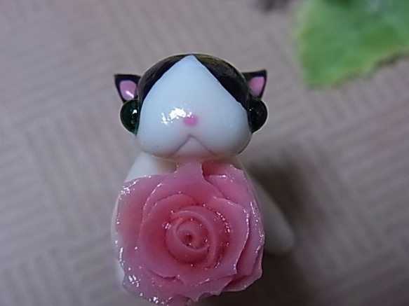 白黒はちわれ猫とピンクの薔薇（粘土猫） 1枚目の画像