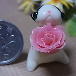 白黒はちわれ猫とピンクの薔薇（粘土猫） 2枚目の画像