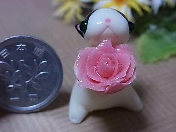 白黒はちわれ猫とピンクの薔薇（粘土猫） 2枚目の画像