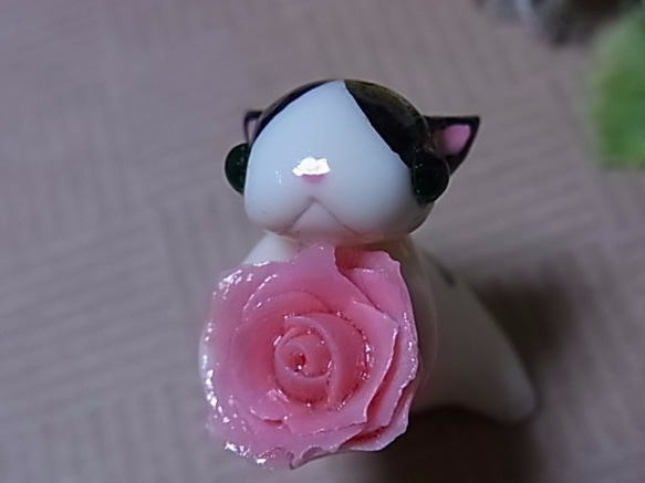 白黒はちわれ猫とピンクの薔薇（粘土猫） 3枚目の画像