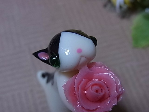 白黒はちわれ猫とピンクの薔薇（粘土猫） 4枚目の画像