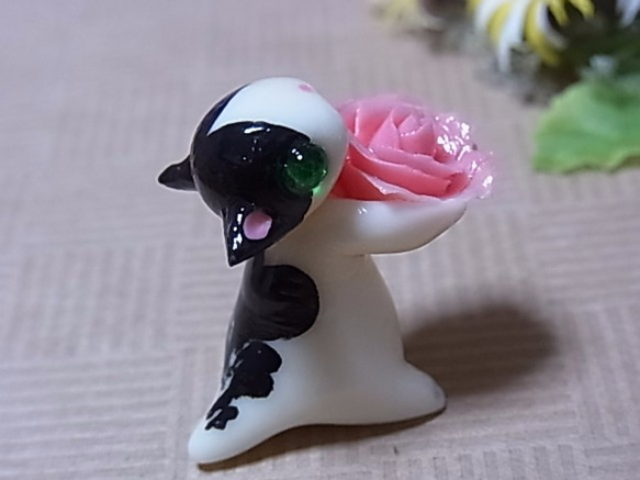 白黒はちわれ猫とピンクの薔薇（粘土猫） 8枚目の画像