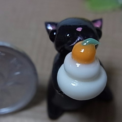 黒猫と鏡餅（粘土にゃんこ） 2枚目の画像