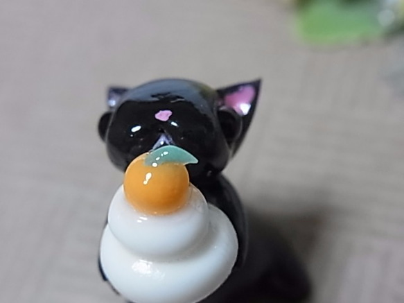 黒猫と鏡餅（粘土にゃんこ） 4枚目の画像