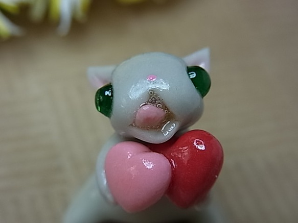 ダブルハートと灰色にゃんこ（粘土猫） 1枚目の画像