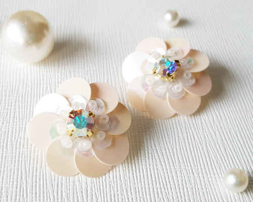 スパンコールフラワーピアス/イヤリング☆pale pink ピアス（その他
