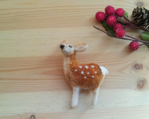 羊毛フェルト エゾシカ小鹿のブローチ ブローチ PERRITO 通販 885217