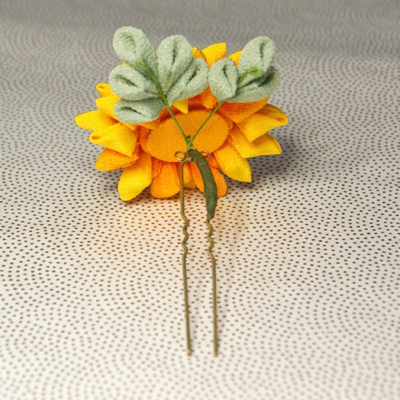 黄色の一輪菊の簪（つまみ細工） 3枚目の画像