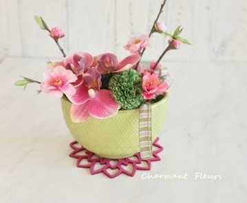 【受注制作】ｺﾁｮｳﾗﾝと桃の花の和モダンアレンジ・・新築祝い、ご入学祝い、母の日の贈物等各種お祝いフラワーギフトに