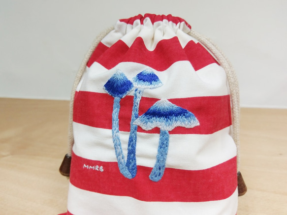 【8折】藍蘑菇刺繡束口袋 第2張的照片