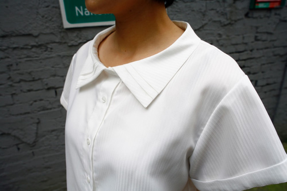 白いプリーツボートネックのショートシャツ 6枚目の画像