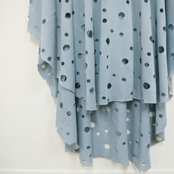 【7折】圓領百變洞洞斗篷 - 灰藍色 (可當斗篷、罩衫、圍巾、洋裝) 第9張的照片
