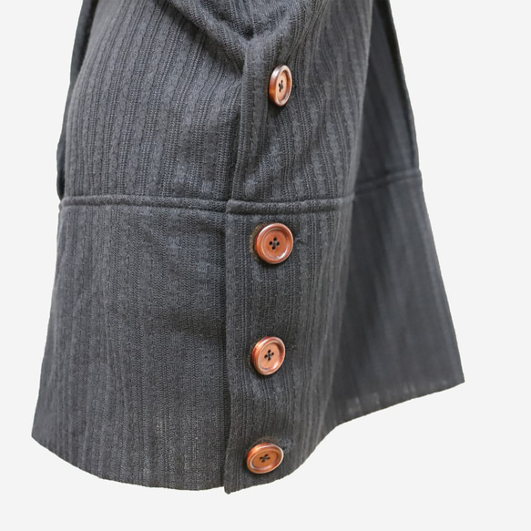 【7折】木釦針織衫 罩衫-黑色 (多變化 絹印) 第10張的照片
