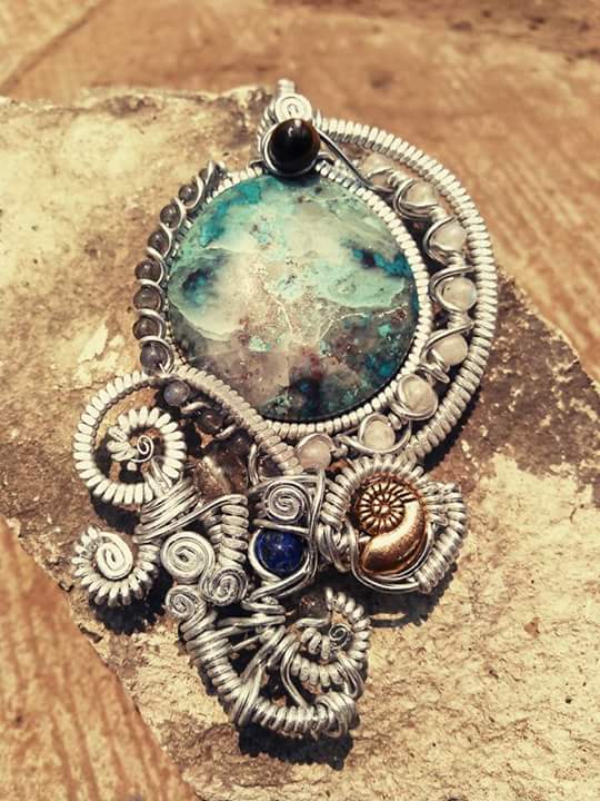 あなたの好きな天然石を選んで、オリジナルペンダント、ピアスを作ります！