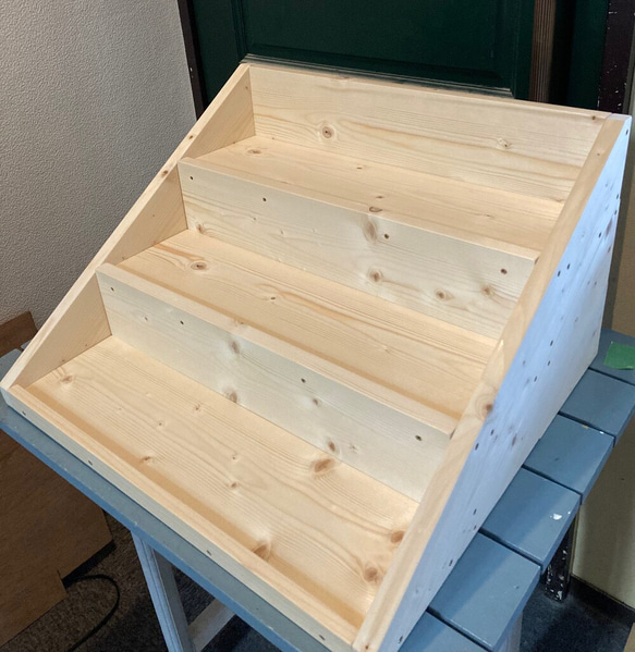 美術工芸品 三段ひな壇 木製ひな壇 3段 レッド | 推し活グッズの