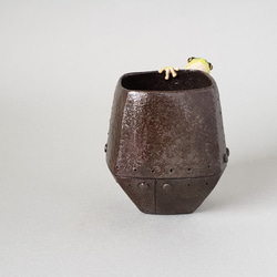 アマガエルと鉄の様なぐい呑み(陶器) 4枚目の画像